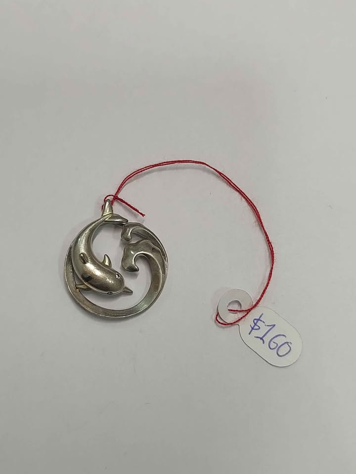 Dije de plata De delfin