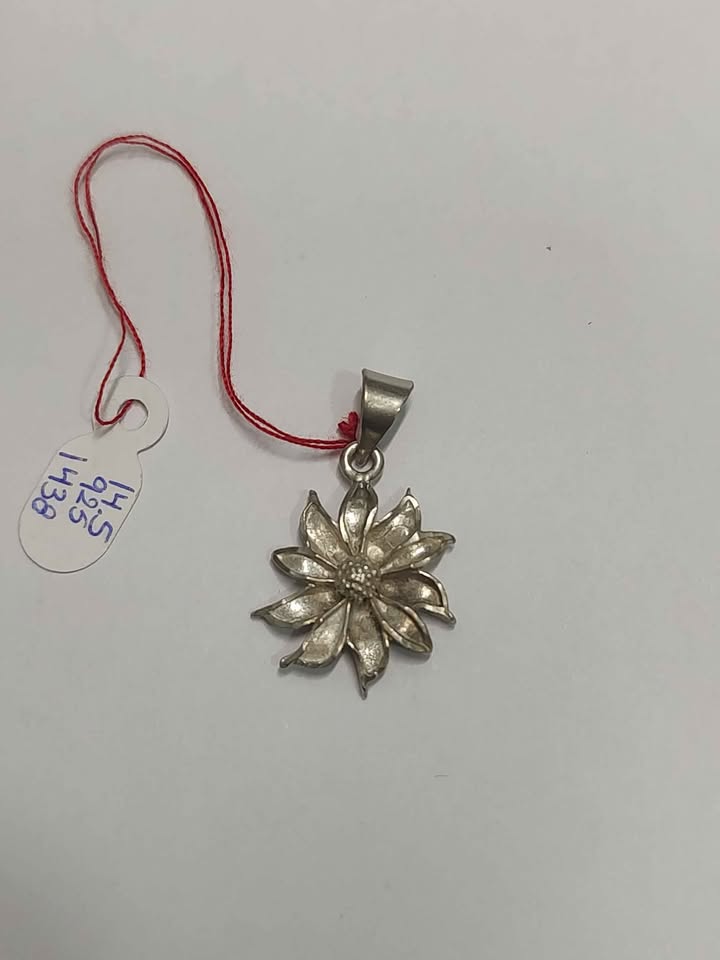 Dije de flor plata