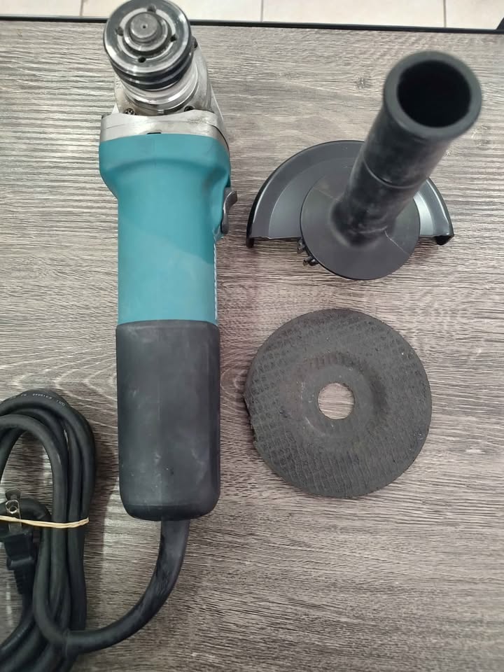 Grillo Makita modelo 8557BG