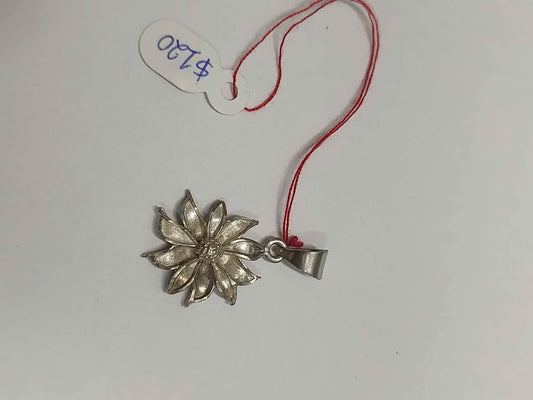 Dije de flor plata
