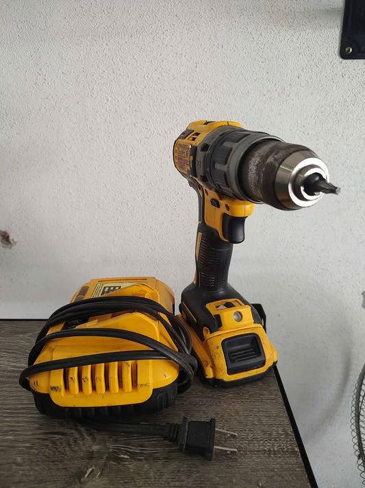 Taladro DEWALT con cargador y batería