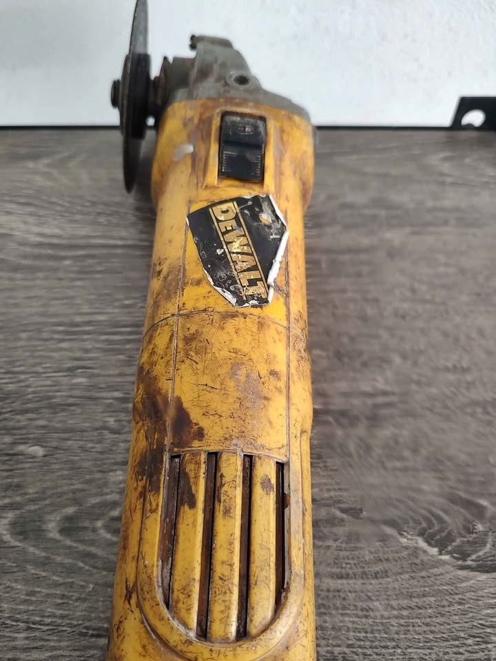 Grillo dewalt modelo dwe4010