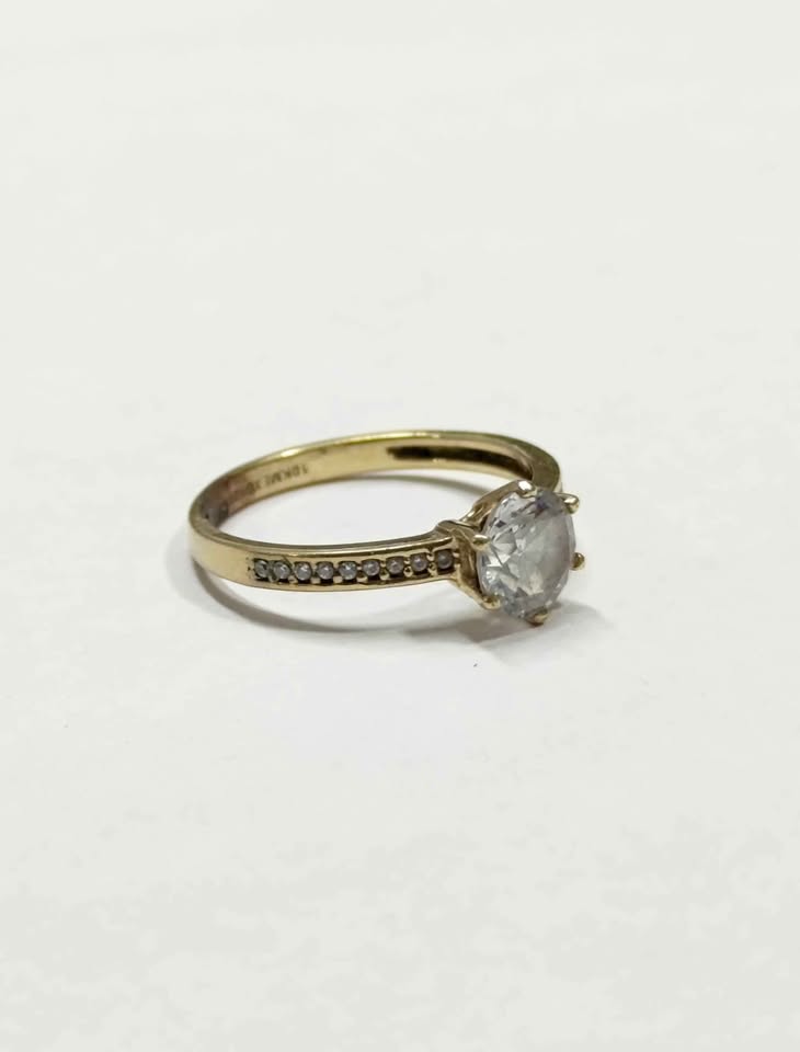 Anillo de oro 10k pesa 1.8gr #5.5 usado