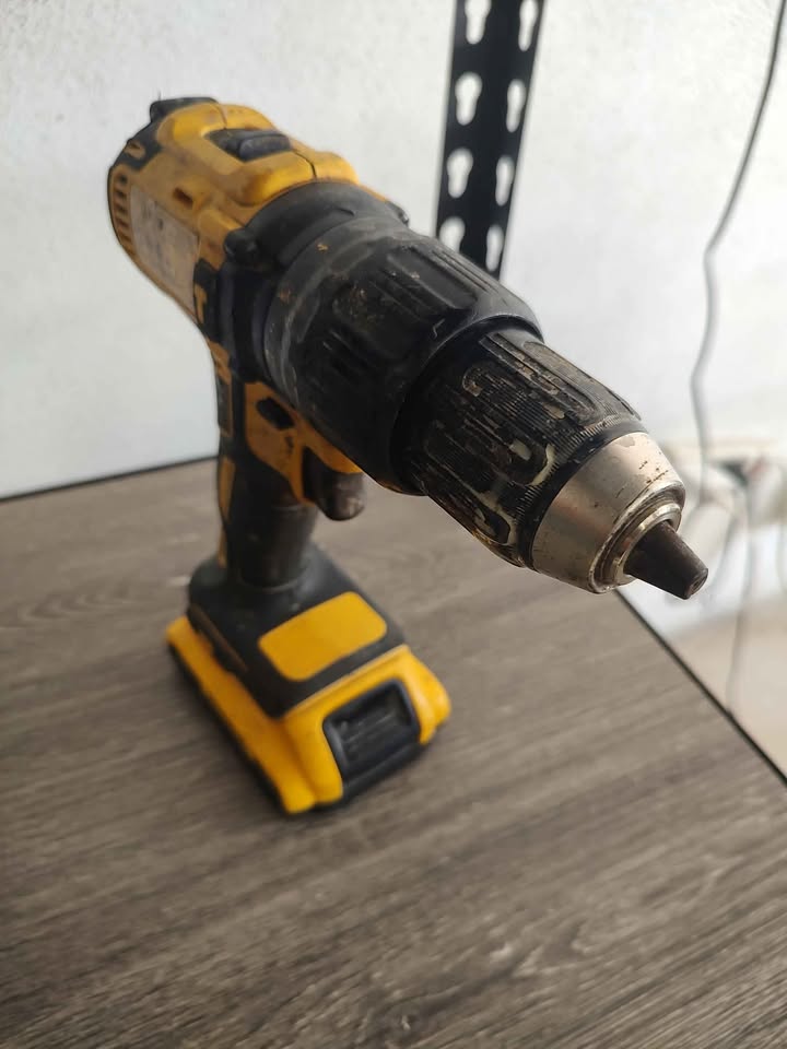 Taladro DEWALT dcd778 con cargador