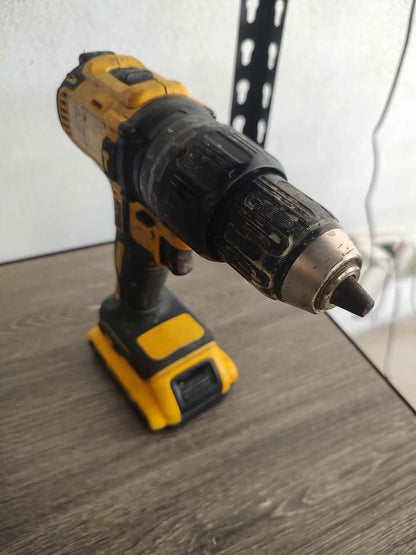 Taladro DEWALT dcd778 con cargador