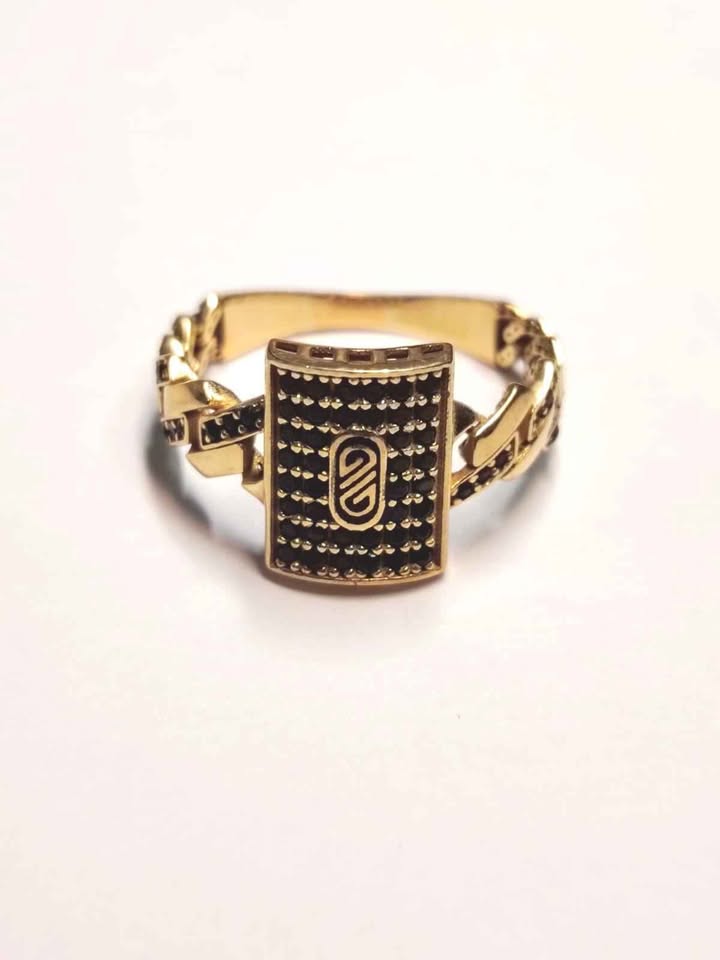 Anillo con piedra negra de oro 10k 2.9gr #8.5 usado