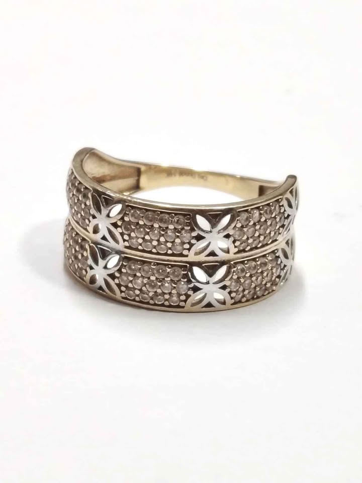 Anillo con diseño floral de oro 14k #6.5 3.4g usado