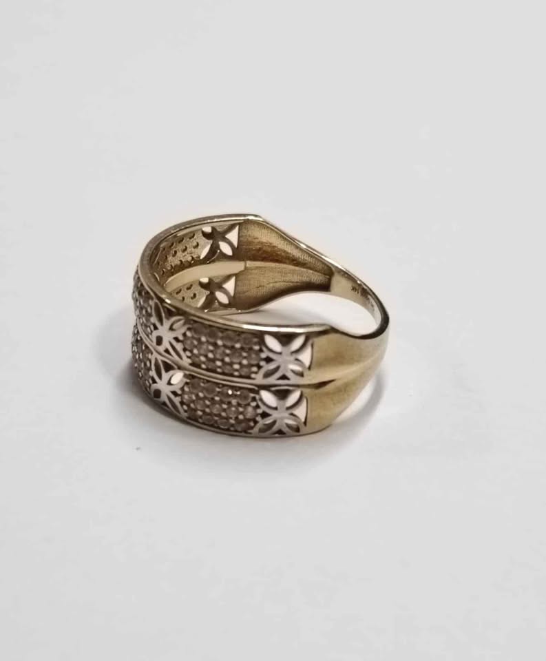 Anillo con diseño floral de oro 14k #6.5 3.4g usado