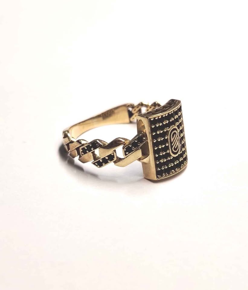 Anillo con piedra negra de oro 10k 2.9gr #8.5 usado