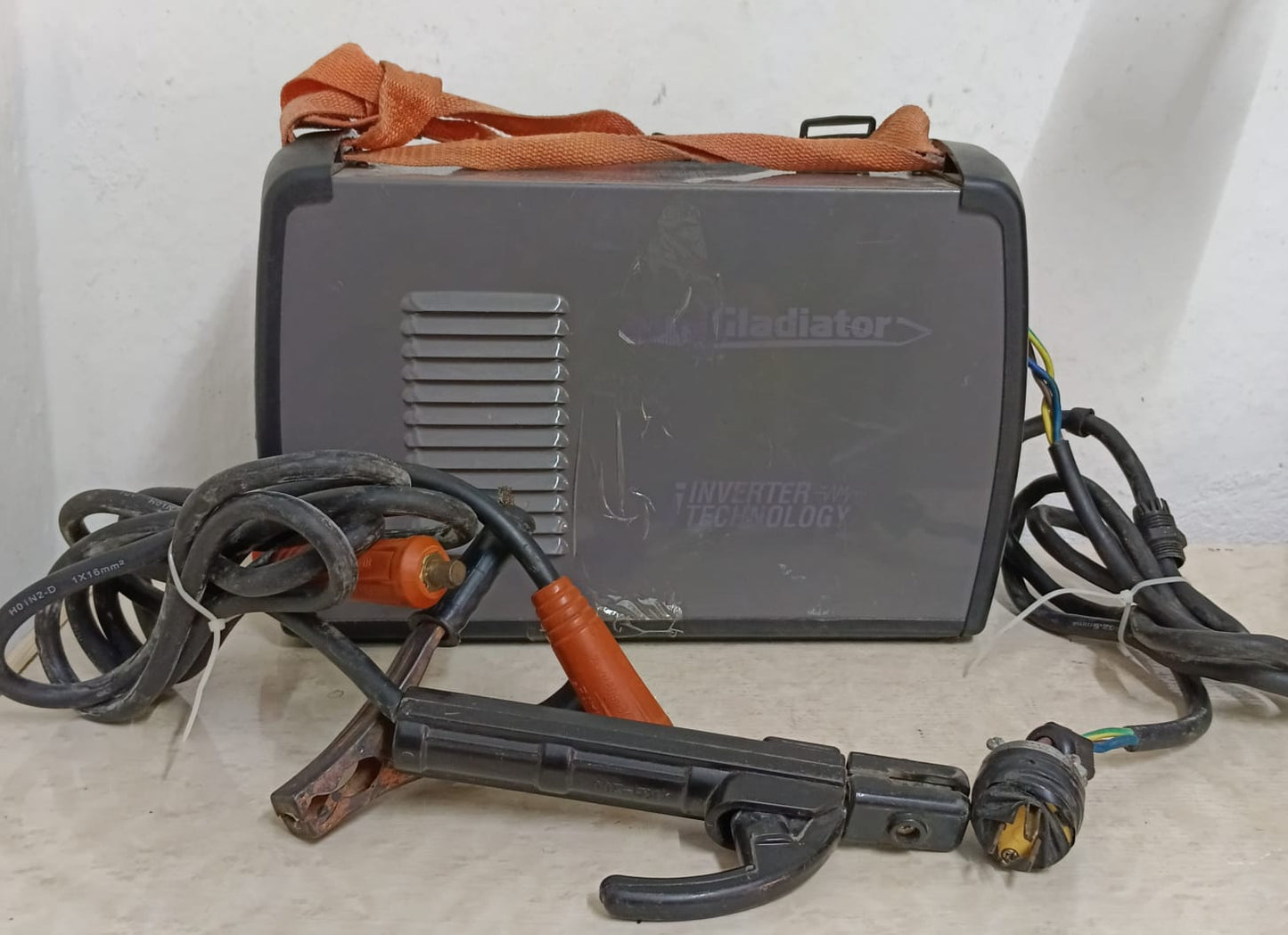 Soldadora Inverter Gladiator con cables, usado