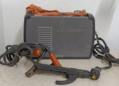 Soldadora Inverter Gladiator con cables, usado