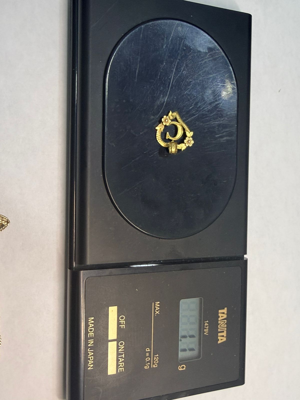 CADENA TIPO GUCCI CON DIJE INICIAL "C" EN ORO DE 10 K 5 GR 55 CM