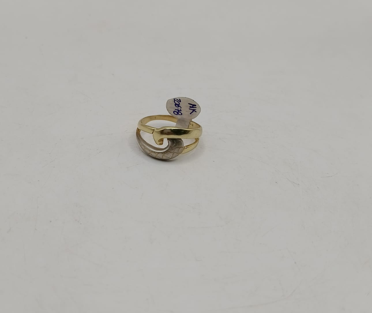 Anillo con diseño ORO 14k peso 2.9gr, usado
