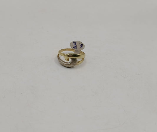 Anillo con diseño ORO 14k peso 2.9gr, usado