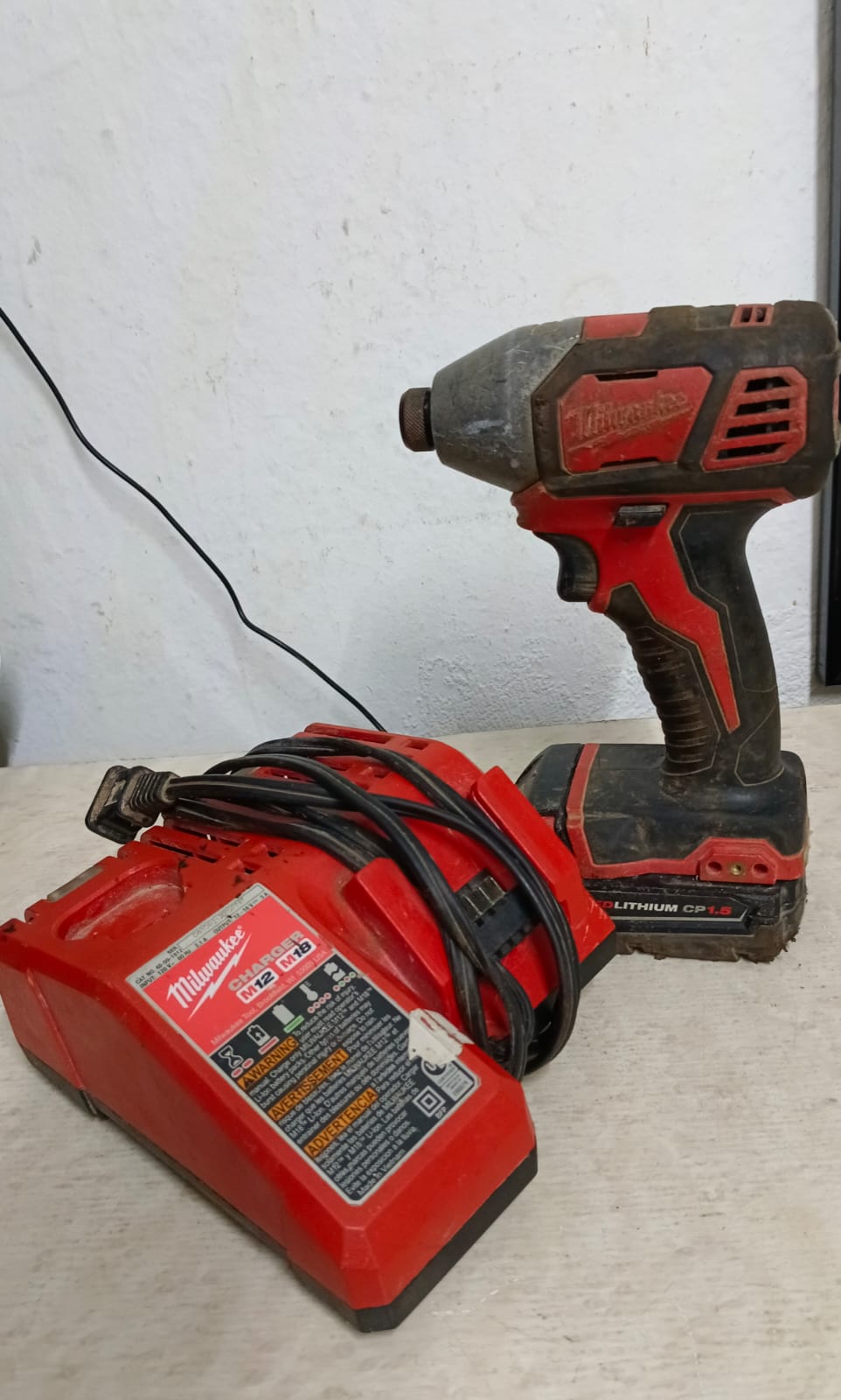 Atornillador Inalambrico MILWAUKEE 6233.35 con cargador y pila, usado