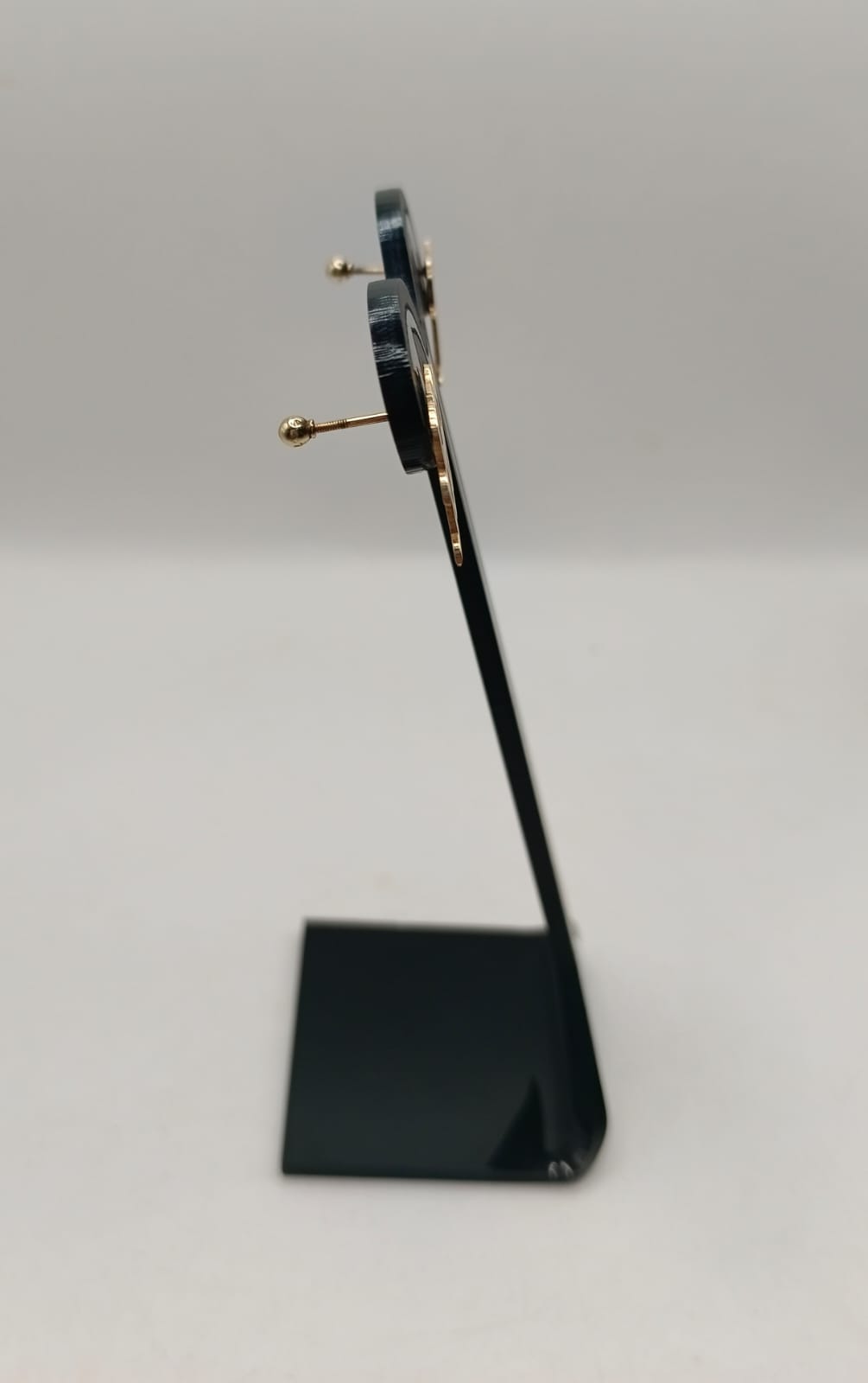 Aretes inicial M ORO 8k peso 2.2gr, usado