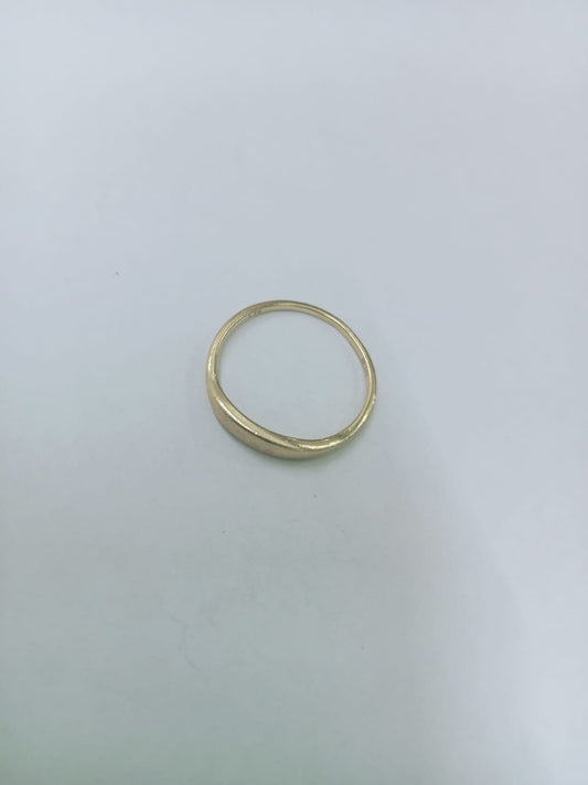 Anillo Liso de Oro 10K con Grabado “Dee”