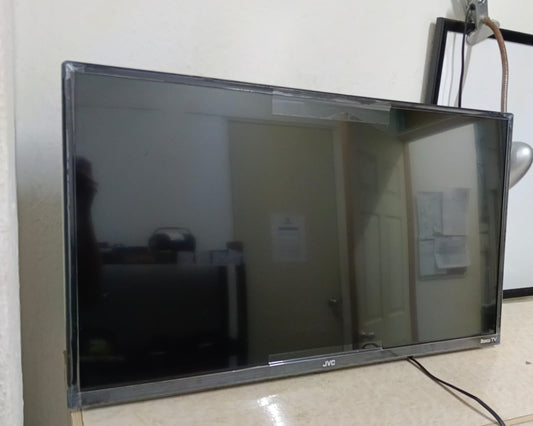 Smart tv JVC 32 pulgadas con control, usado