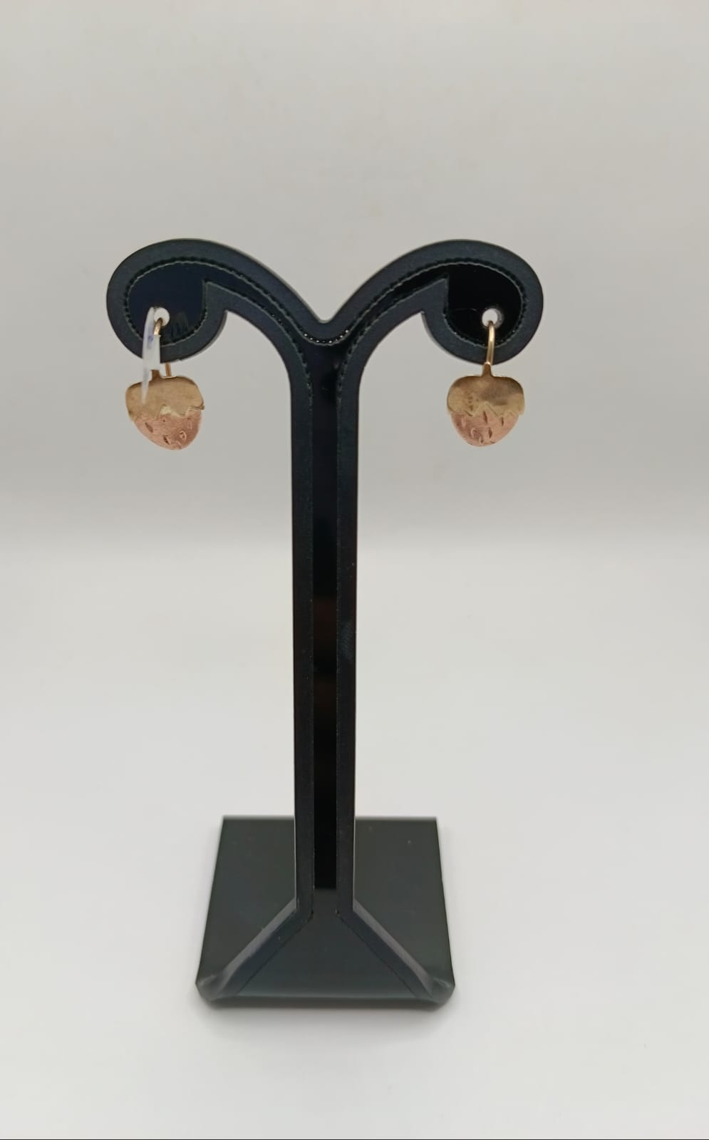 Aretes fresa  ORO 10k peso 1.4gr, usado
