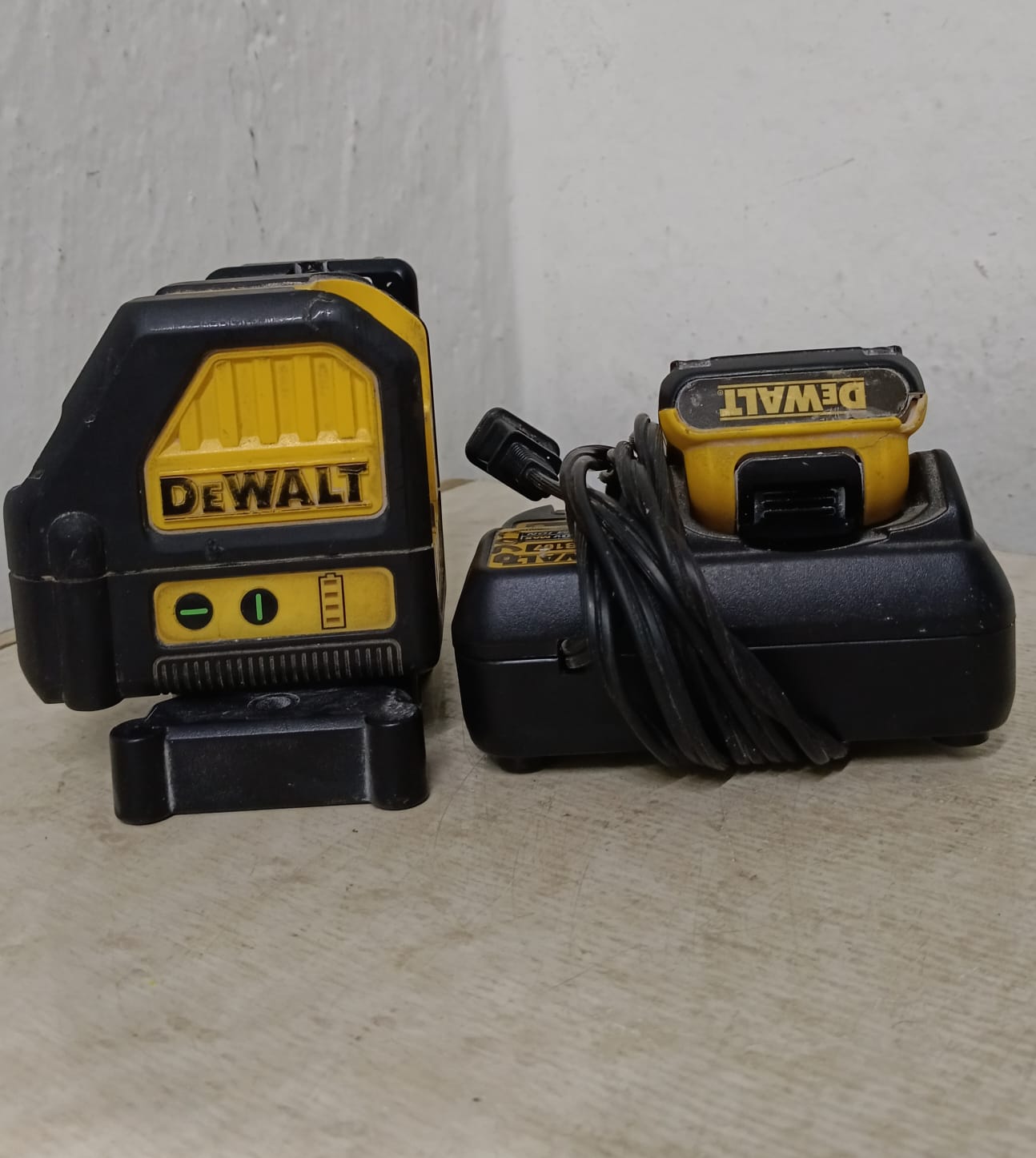 NIVEL LASER DEWALT INALAMBRICO CON CARGADOR