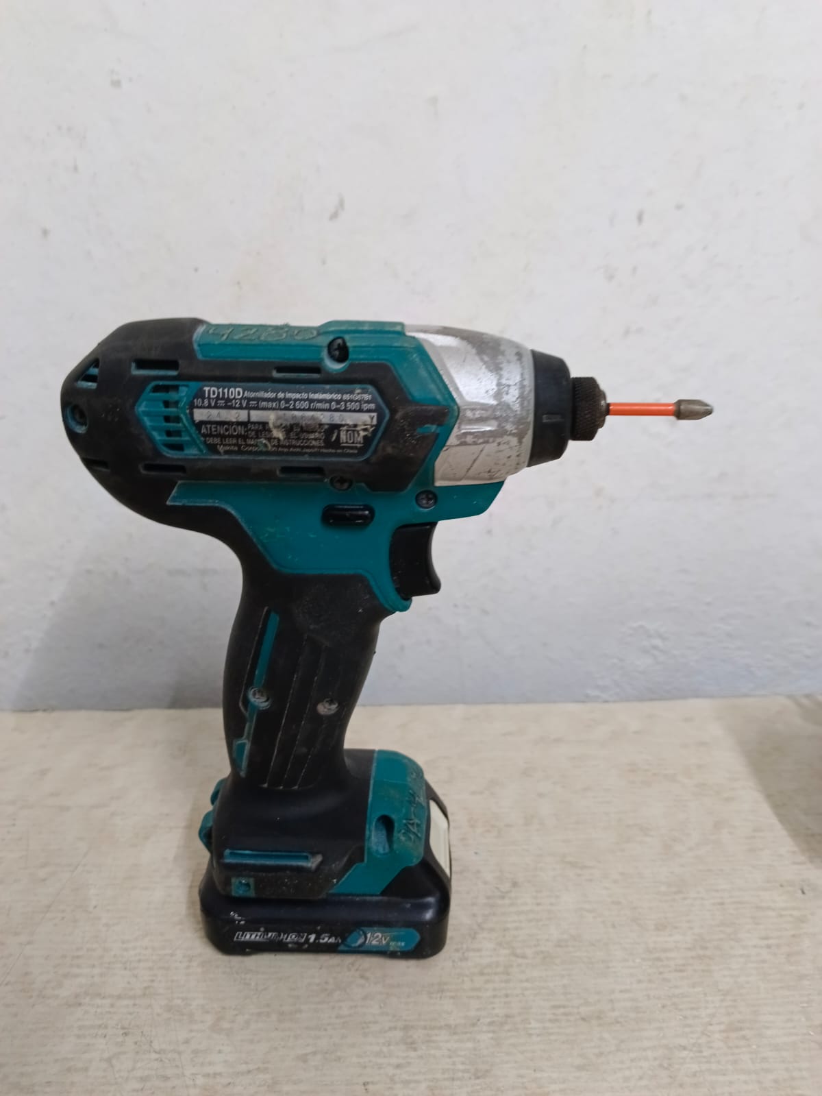 Kit de taladros inalambricos MAKITA con cargador, usado