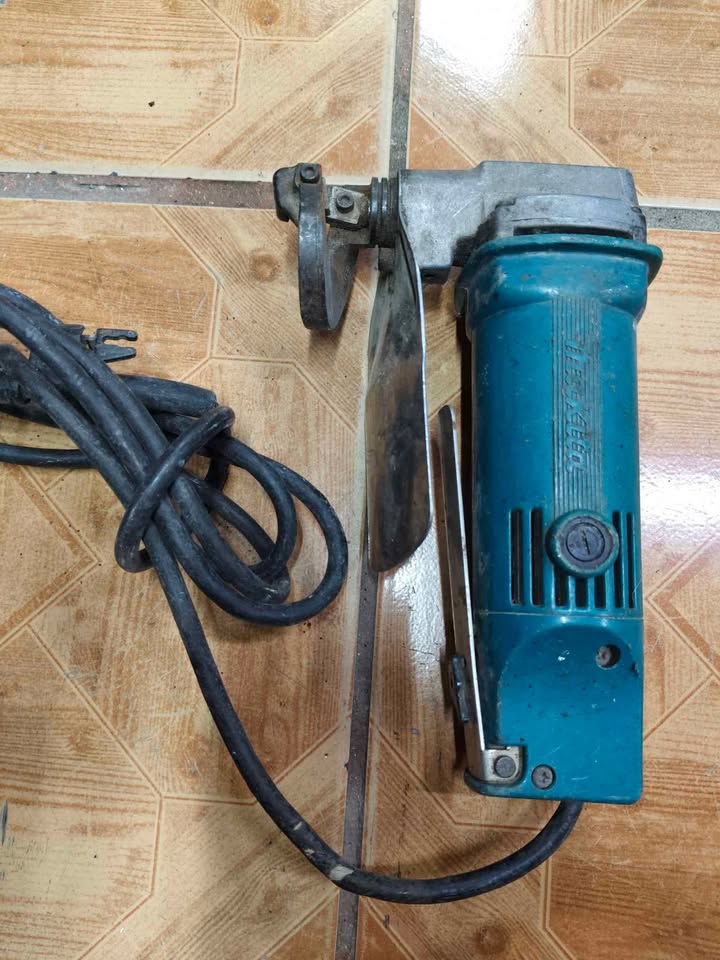 Cisalla para lámina Makita