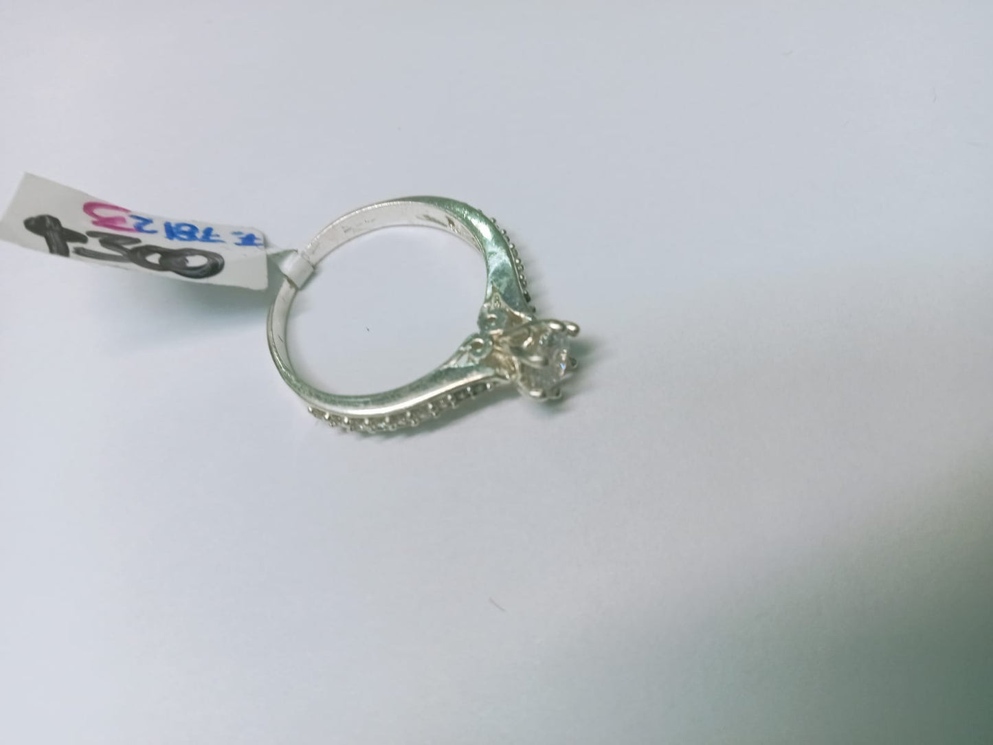 Anillo Solitario con Detalles Sintéticos – Talla 6.5