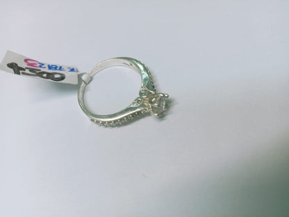 Anillo Solitario con Detalles Sintéticos – Talla 6.5