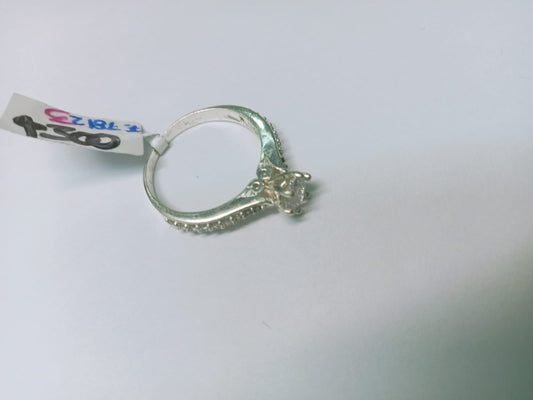Anillo Solitario con Detalles Sintéticos – Talla 6.5