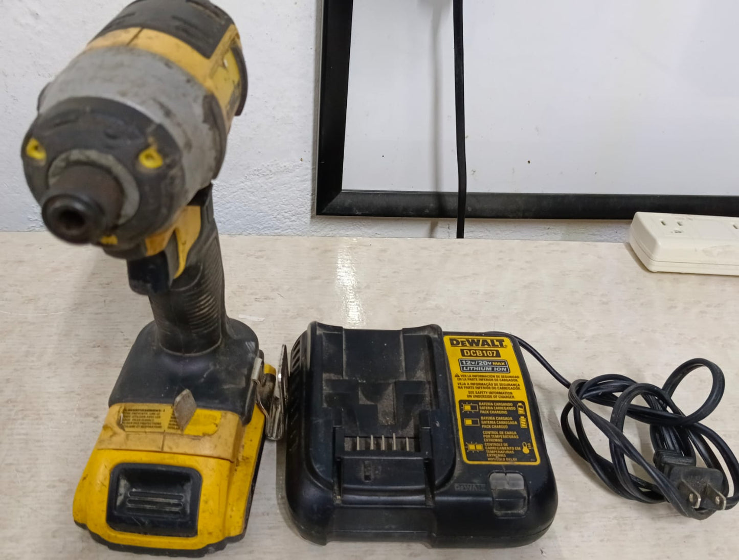 Atornillador Dewalt dfc885 Inalambrico con cargador, usado