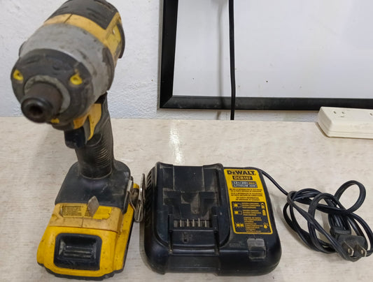 Atornillador Dewalt dfc885 Inalambrico con cargador, usado