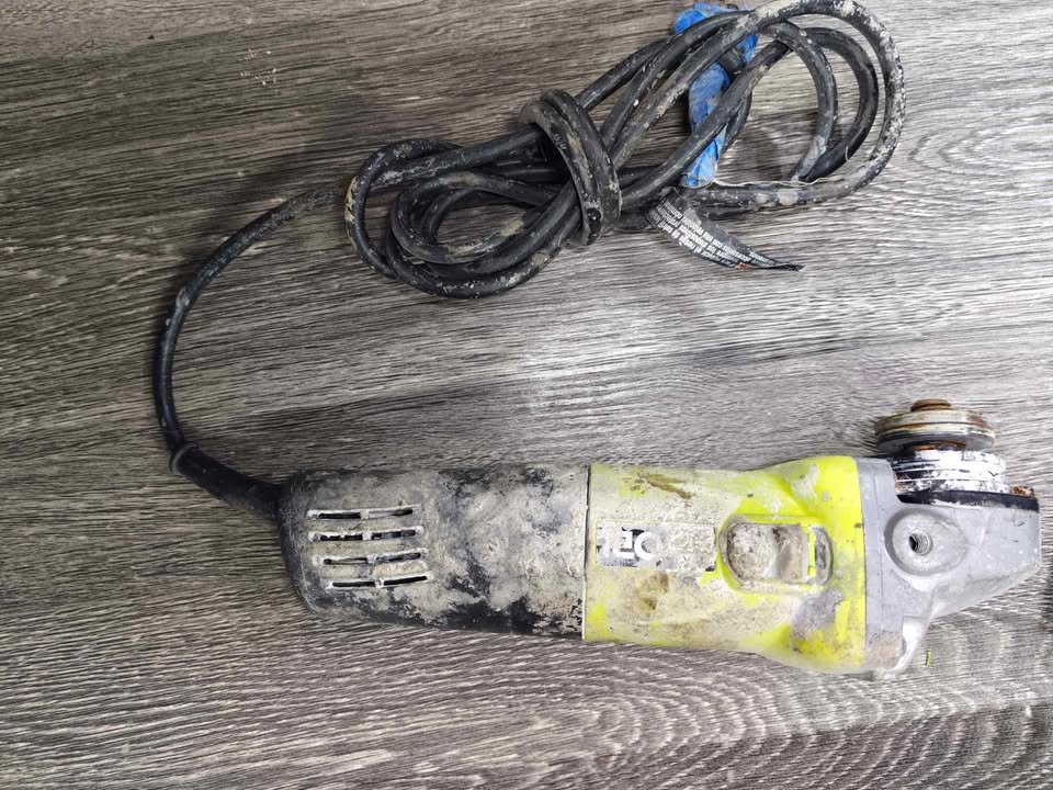 MINI ESMERIL RYOBI ( USADO EN BUENAS CONDICIONES )
