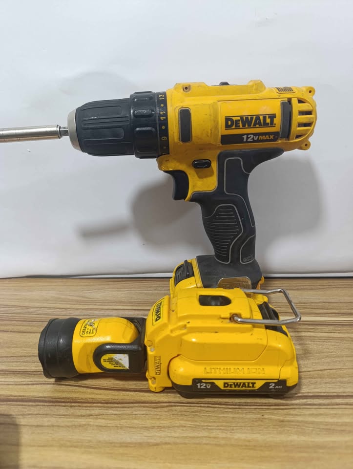 Taladro Dewalt con Batería, Cargador y Lampara USADO