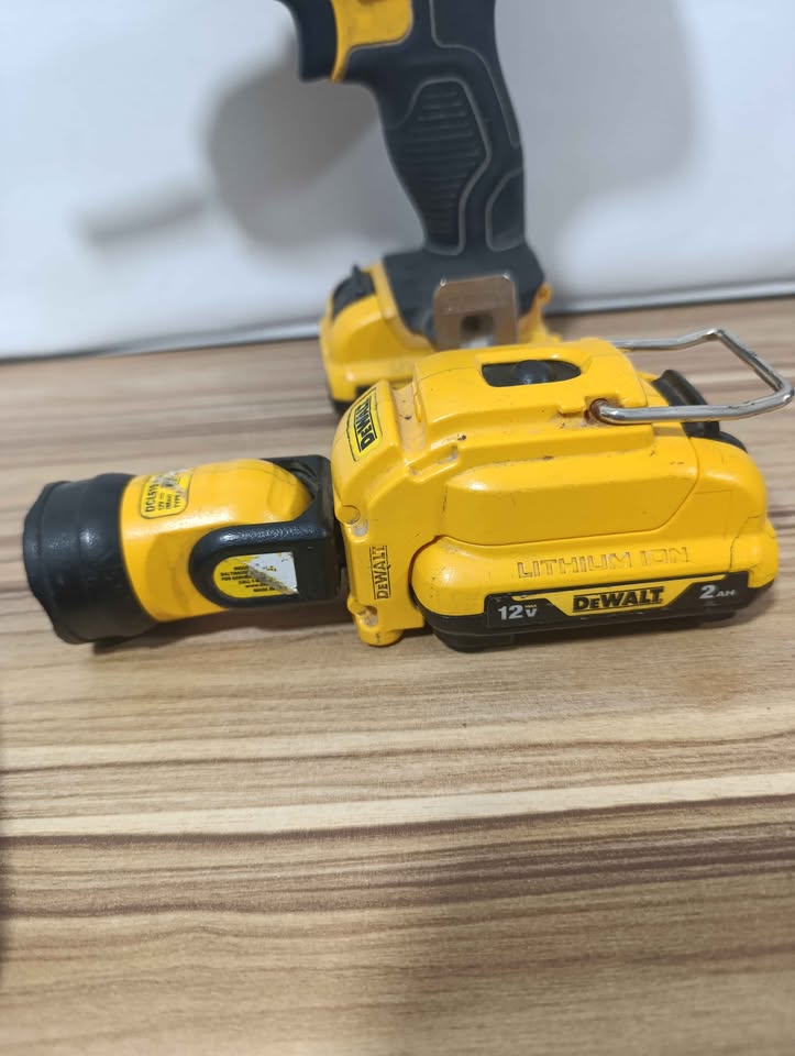 Taladro Dewalt con Batería, Cargador y Lampara USADO