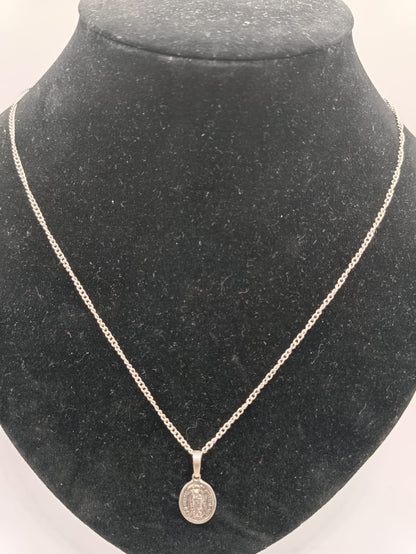 Collar con dije de virgen PLATA 925 peso 6gr, usado