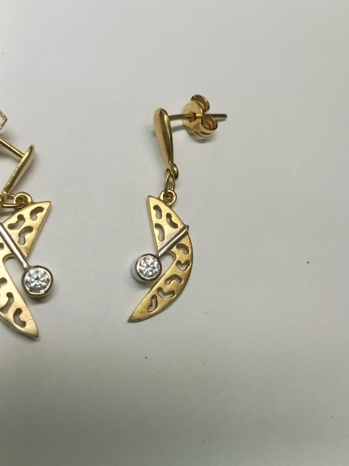 Par de Aretes de Oro Diseño Colgante Luna con Piedra Sintética – Delicadeza y Estilo