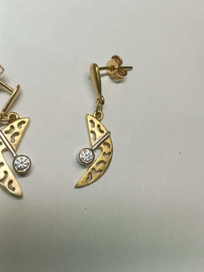 Par de Aretes de Oro Diseño Colgante Luna con Piedra Sintética – Delicadeza y Estilo