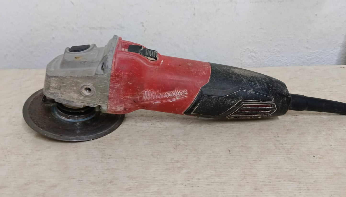 Esmeril Milwaukee con disco, usado