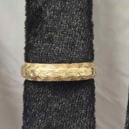Anillo con grabado  10k p 1.6 gr