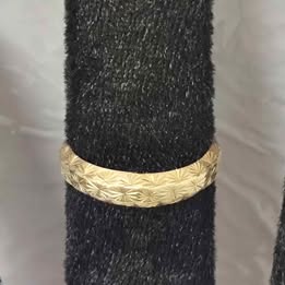 Anillo con grabado  10k p 1.6 gr