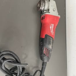 ESMERILADORA MILWAUKEE-Usado