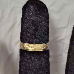 Anillo con relieves 10k p 1.2gr