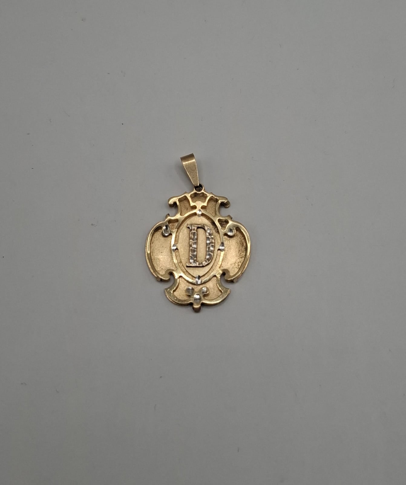 Dije con letra D ORO 10k peso 3.3gr, usado