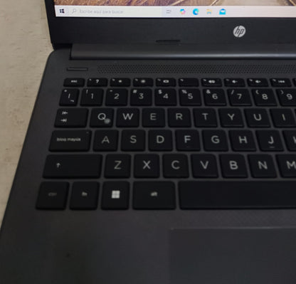 Laptop HP 240gb ssd 8ram ryzen 3, usado