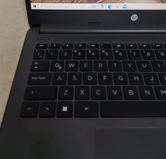 Laptop HP 240gb ssd 8ram ryzen 3, usado