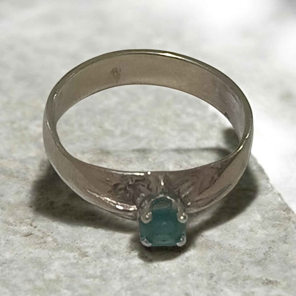 Oro anillo piedra verde 10k 2.2g