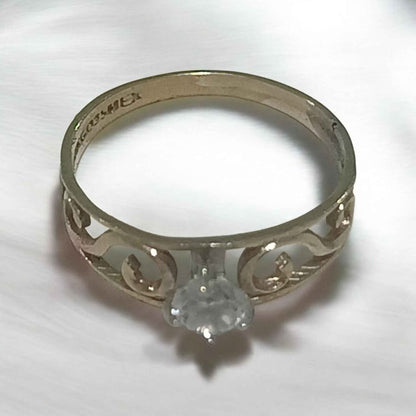 Oro anillo piedra blanca 10k 1.1g