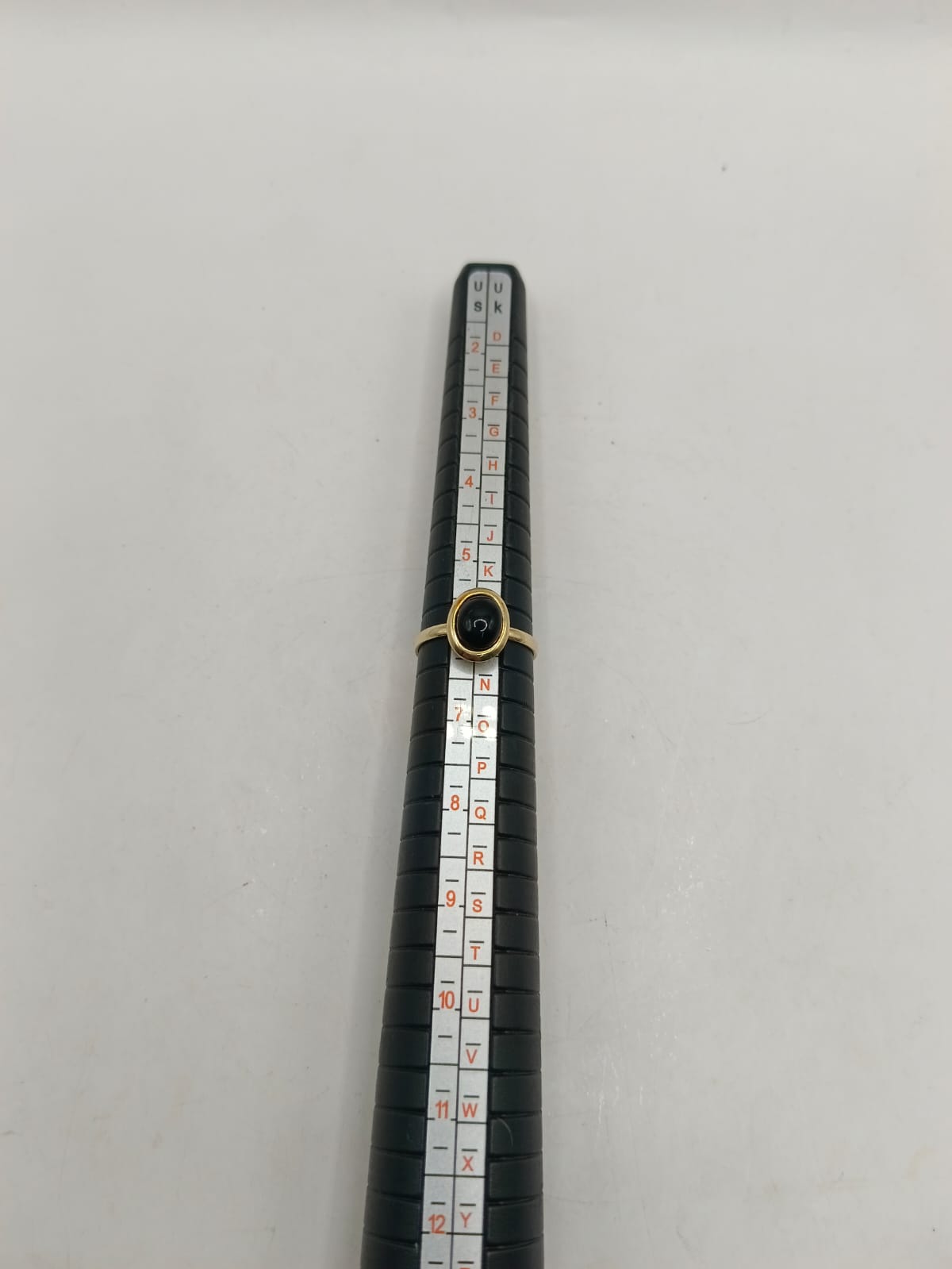 Anillo sintetico negro ORO 10k peso 1.5gr, usado