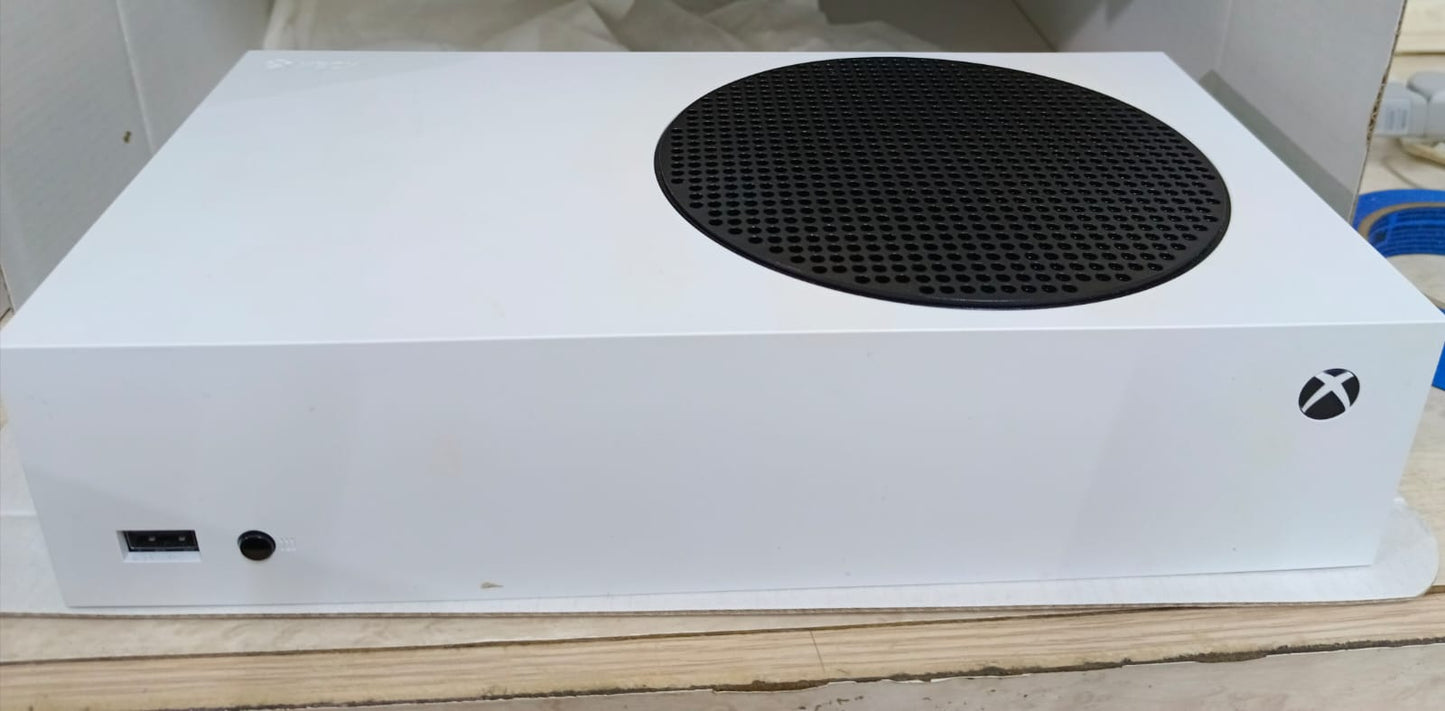 Consola XBOX one series Microsoft con control y cables, usado