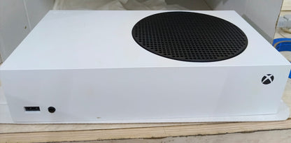 Consola XBOX one series Microsoft con control y cables, usado